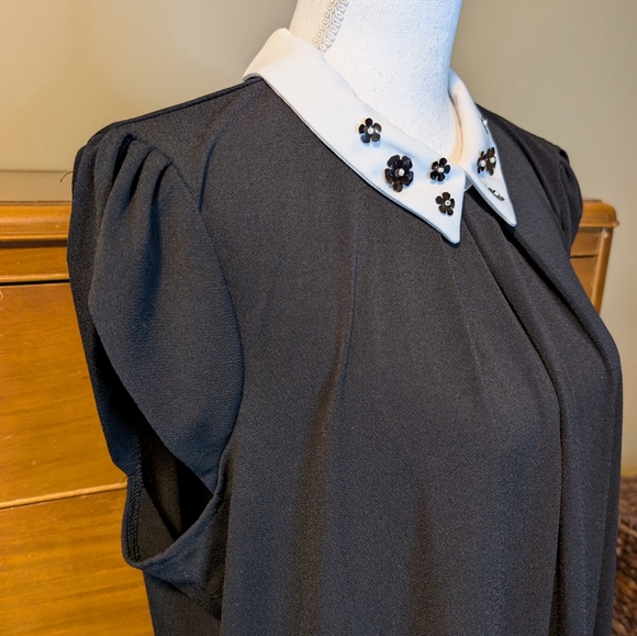 Elle Sleeveless Blouse With Flower Accents on Black Collar - Picture 9 of 12